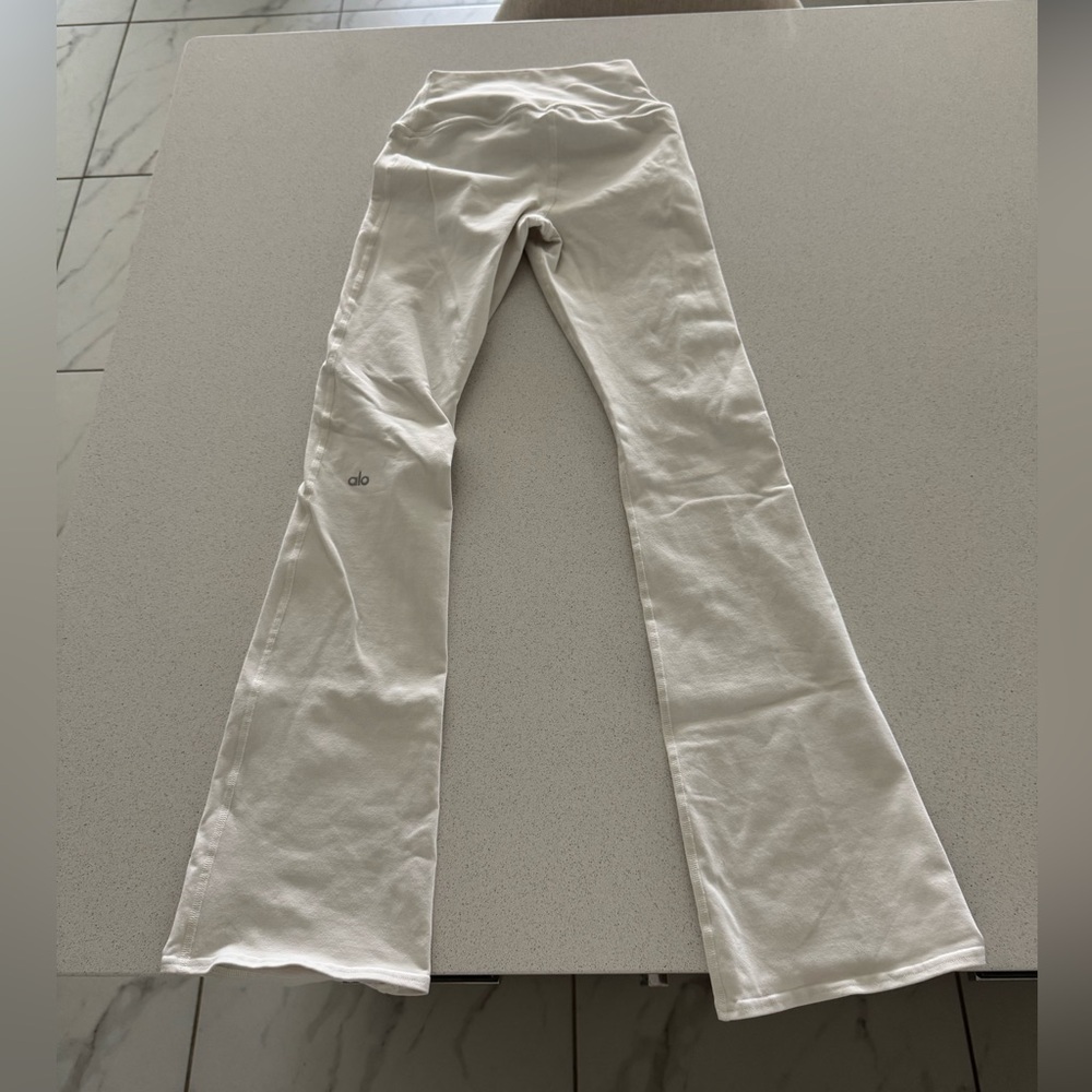 ALO Yoga Cream Leggings - Picture 3 of 3